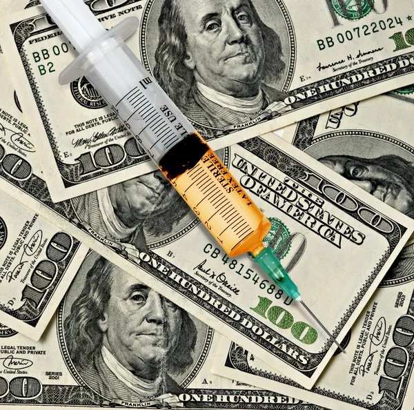 Наркотики и деньги — стоковое фото