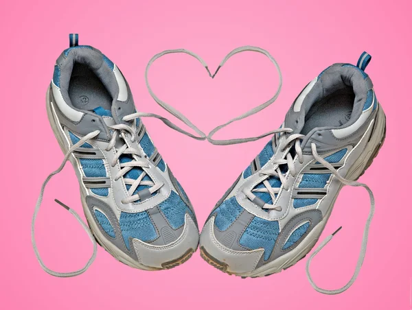 Sneakers geïsoleerd op roze achtergrond — Stockfoto