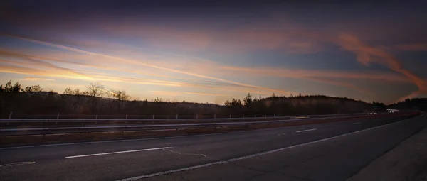 高速道路に沈む夕日 — ストック写真