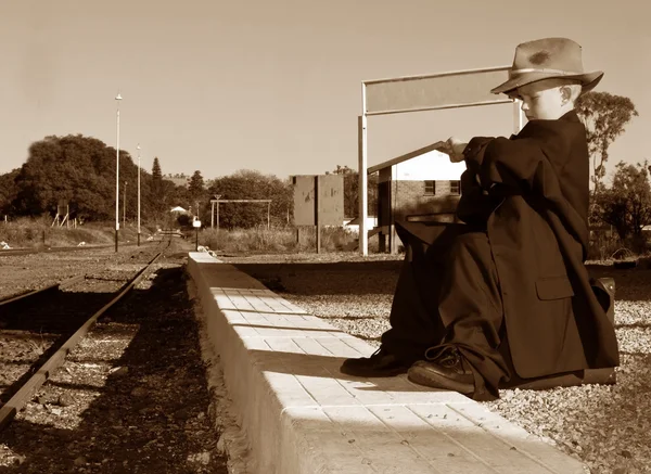 Fiú, a várakozás a vonatra nagy ruhák — Stock Fotó