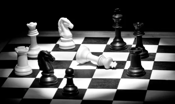 Check mate dalam hitam dan putih — Stok Foto