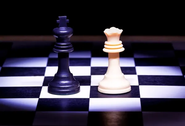 Rei e Rainha peças de jogo de xadrez — Fotografia de Stock