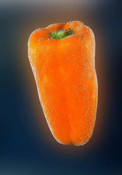 Апельсин сладкий перец в пузырьковой воде — стоковое фото