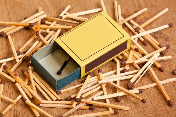Matchbox leżącego na stos zapałek — Zdjęcie stockowe