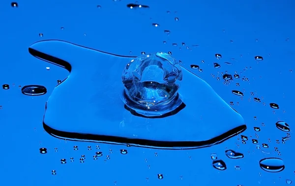 Куб льоду у воді — стокове фото