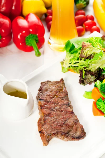 Lédús bbq grillezett rib eye, ribeye steak és zöldségek — Stock Fotó