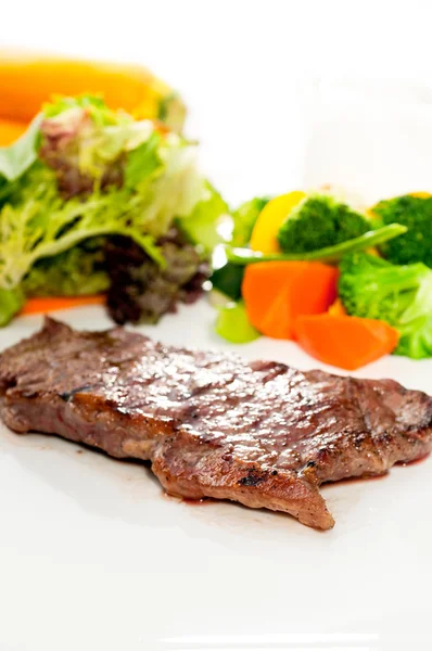 Saftiga bbq grillad entrecôte, ribeye steak och grönsaker — Stockfoto