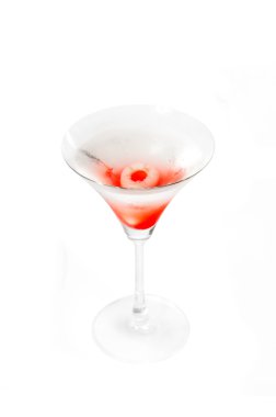 Beyaz arka plan üzerinde izole lychee martini kokteyl