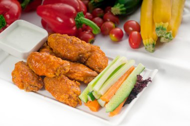 Buffalo wings pinzimonio ile servis tavuk