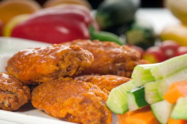 Buffalo wings pinzimonio ile servis tavuk