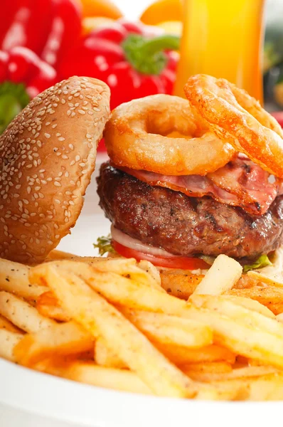 Sendvič klasický hamburger a hranolky — Stock fotografie