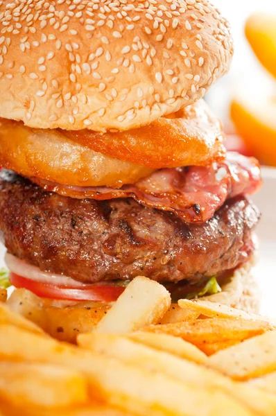 Классический сэндвич с гамбургером и картошка фри — стоковое фото