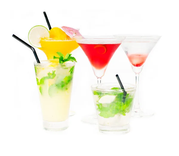 Gruppe von Cocktails trinken isoliert auf weiß — Stockfoto