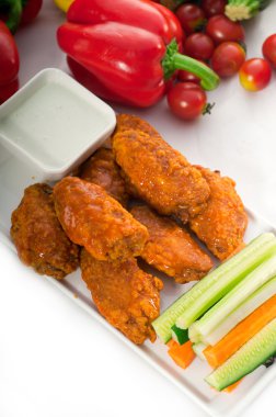 Buffalo wings pinzimonio ile servis tavuk