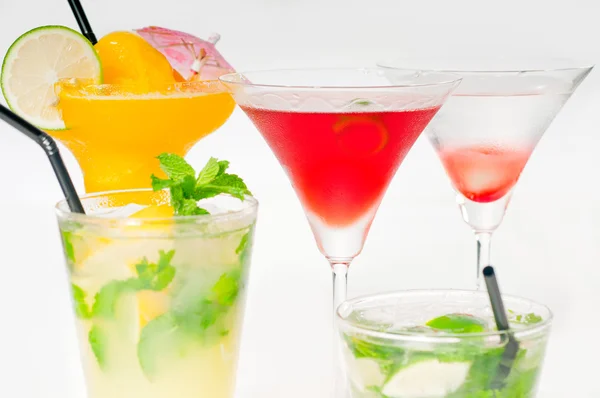 Groep van cocktails drinken geïsoleerd op wit — Stockfoto