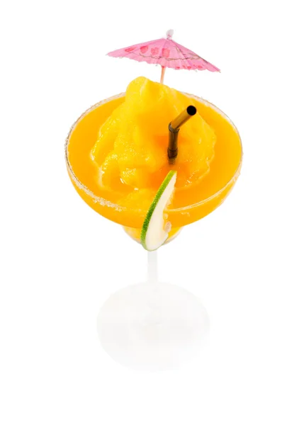 Bevroren mango margarita daiquiri geïsoleerd op wit — Stockfoto