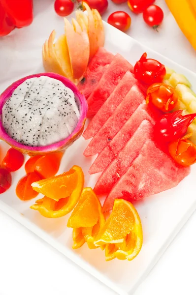 Mixed plate of fresh sliced fruits — Stock Photo, Image