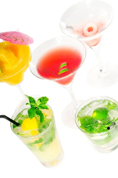 Skupina pití koktejlů izolované na bílém — Stock fotografie