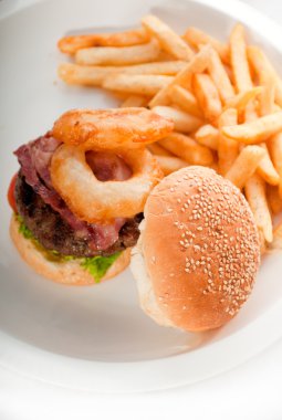Klasik hamburger sandviç ve patates kızartması