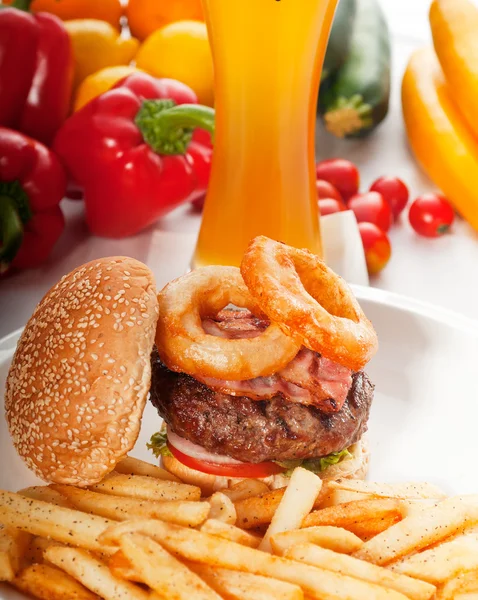 클래식 햄버거 샌드위치와 감자 튀김 — 스톡 사진