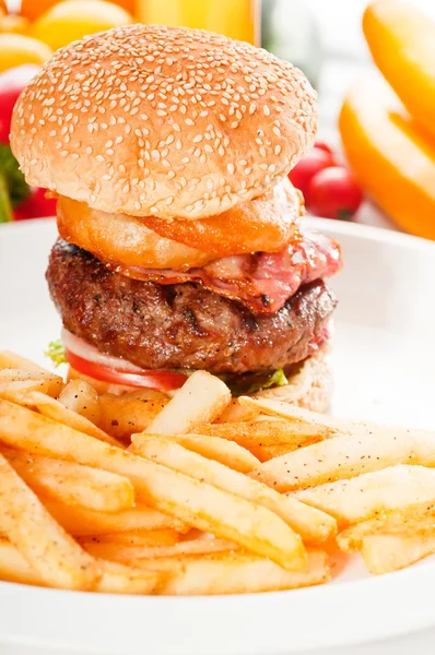 Klassieke hamburger sandwich en frietjes — Stockfoto