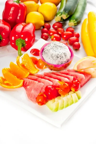 Mixed plate of fresh sliced fruits — Stock Photo, Image