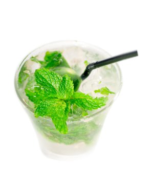 Mojito caipirina taze nane yaprakları ile kokteyl