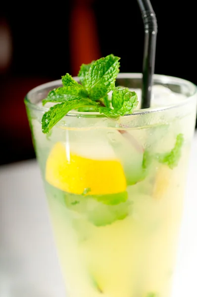 Cocktail mojito caipirina com folhas de hortelã fresca — Fotografia de Stock