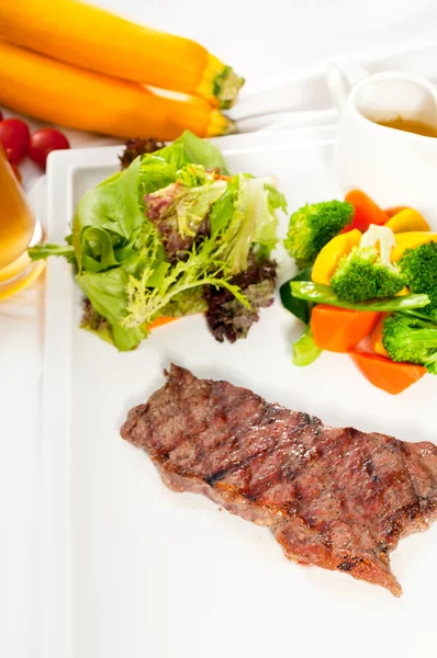 Saftige BBQ gegrilltes Rippenauge, Ribeye Steak und Gemüse — Stockfoto