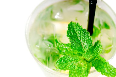 Mojito caipirina taze nane yaprakları ile kokteyl