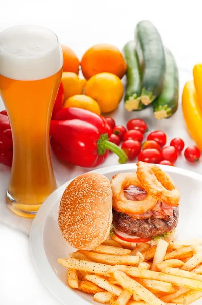 Kanapka klasyczny hamburger i frytki — Zdjęcie stockowe