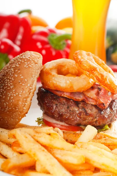 Klassisches Hamburger-Sandwich und Pommes — Stockfoto