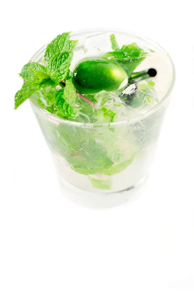 Cocktail di mojito caipirina con foglie di menta fresca — Foto Stock