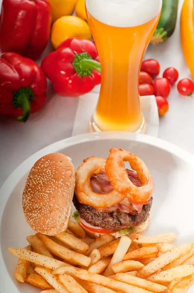 Klassisk hamburgare smörgås och pommes frites — Stockfoto