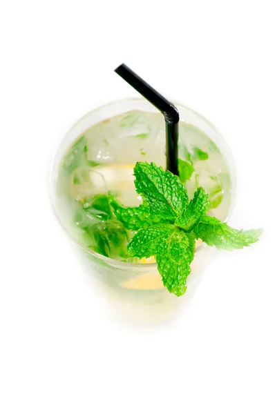 Mojito caipirina cóctel con hojas de menta fresca — Foto de Stock