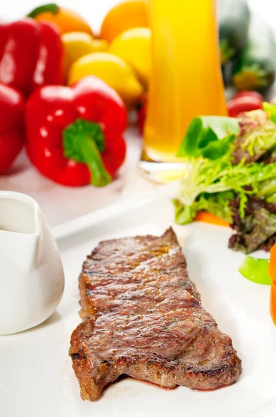 Pikantní bbq grilu rib eye, ribeye steak a zelenina — Stock fotografie