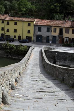 Ponte della maddalena karşısında serchio. Toskana. Şeytan Köprüsü