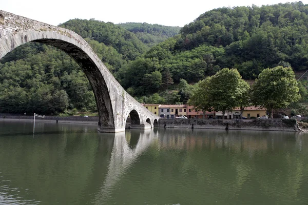 Ponte della maddalena über den Serchio. Toskana. Brücke des Teufels — Stockfoto
