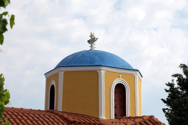 典型的希腊东正教教堂与蓝色圆顶上科斯 — 图库照片