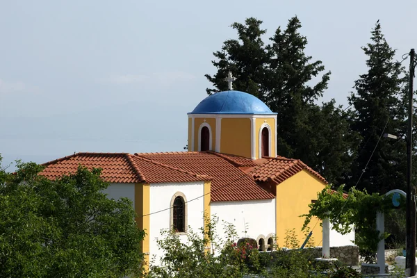 Typowy grecki kościół prawosławny z niebieski kopuły na kos — Zdjęcie stockowe