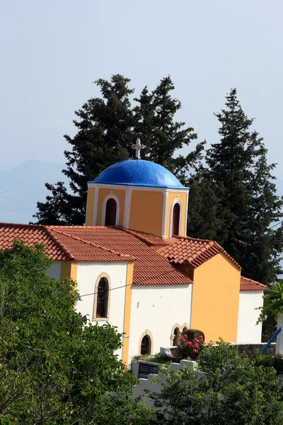 Tipikus görög ortodox templom, a kupolák, kék a kos. Dodecanese. Görögország — Stock Fotó
