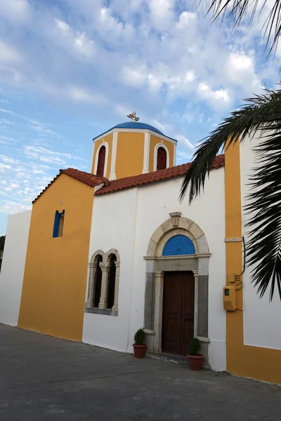 Tipica chiesa greco-ortodossa con cupole blu su Kos. Dodecaneso. Grecia — Foto Stock