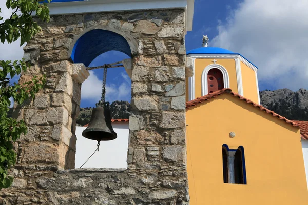 Τυπικό Ελληνικής Ορθόδοξης Εκκλησίας με τους γαλάζιους τρούλους στην Κω. Δωδεκάνησα. Ελλάδα — Φωτογραφία Αρχείου