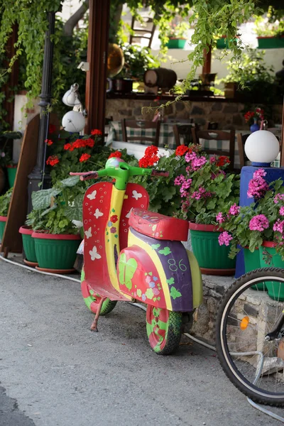 Odmłodzony motocykl kolory i kwiaty — Zdjęcie stockowe