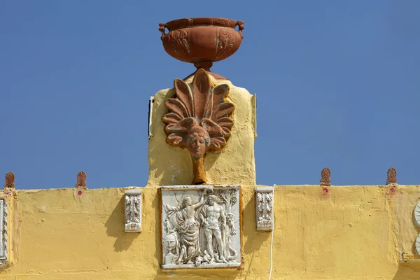 Skulpturen auf dem Dach eines Hauses in einem traditionellen griechischen Dorf von zia. — Stockfoto