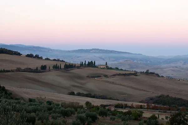 As colinas em torno de Pienza e Monticchiello logo após o nascer do sol . — Fotografia de Stock