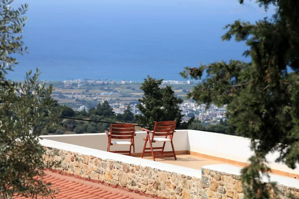 Deux chaises sur la terrasse avec une vue magnifique — Photo