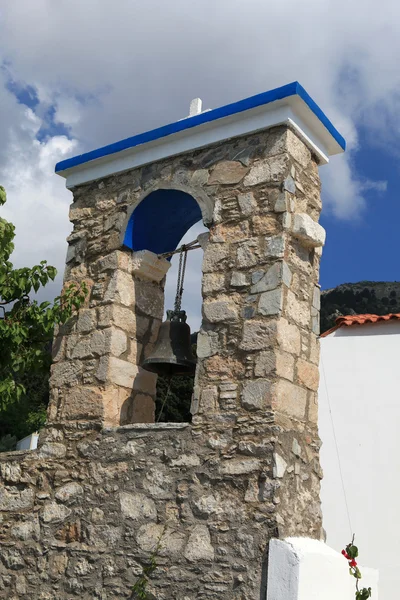 Klocktornet på den ortodoxa kyrkan i zia. — Stockfoto