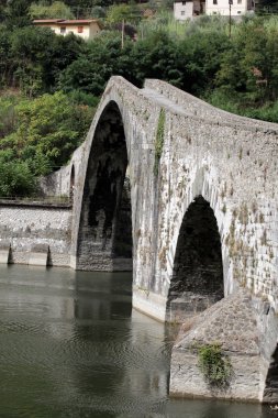 Ponte della maddalena karşısında serchio. Toskana. Şeytan Köprüsü