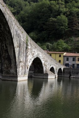 Ponte della maddalena karşısında serchio. Toskana. Şeytan Köprüsü